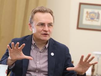 Садовой призвал Порошенко и Зеленского отказаться от дебатов