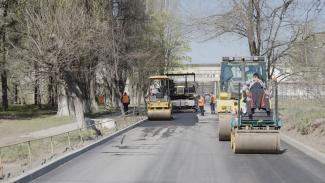 У Дніпрі продовжують ремонтувати проїжджі частини та внутрішньоквартальні дороги