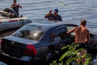 фото https://informator.dp.ua, автомобиль утонул