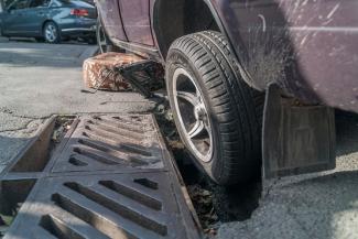 фото https://informator.dp.ua, автомобиль провалился в дыру в асфальте
