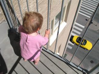 фото kontakt.by,ребенок на балконе