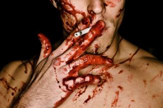 мужчина в крови, фото из открытых источников