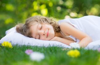 Как лучше спать: с подушкой или без