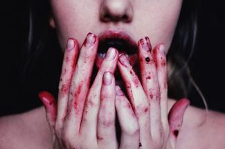 девушка в крови, фото из открытых источников