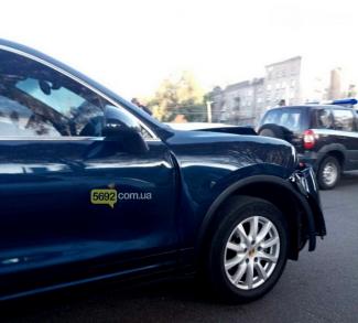 На Днепропетровщине Opel врезался в фуру: есть пострадавшие