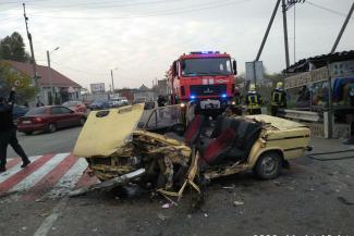 На Днепропетровщине авто врезалось в дом и перевернулось