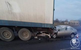 Водитель на "бляхе" влетел в грузовик на трассе под Днепром