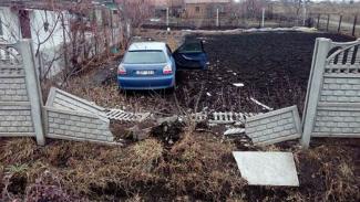 фото http://krlife.com.ua, автомобиль снес забор