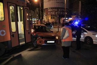 фото https://informator.dp.ua, ДТП автомобиль и трамвай