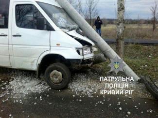 фото https://1kr.ua, маршрутка врезалась в столб