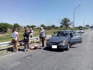 фото https://informator.dp.ua, мужчина бросился под колеса авто