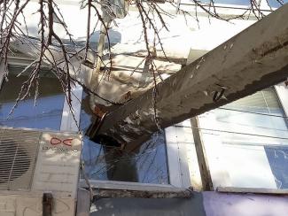 фото https://informator.dp.ua, фонарь разбил окно