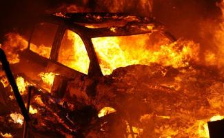 в гараже горит автомобиль, фото из открытых источников