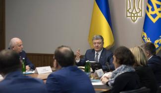 Петр Порошенко Президент Украины национальный флаг