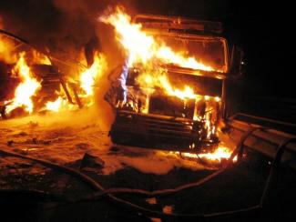 грузовик горит, фото из открытых источников