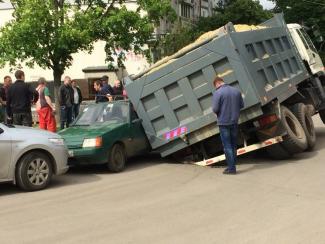 грузовик провалился в асфальт, фото http://atn.ua