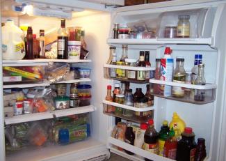 Как избавиться от неприятного запаха в холодильнике: 3 совета