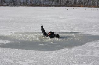 мужчина провалился под лед