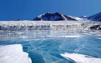 У берегов Антарктиды обнаружен загадочный замерзший корабль
