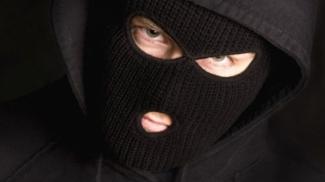 грабитель в маске, фото из открытых источников