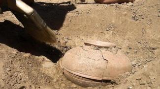 Археологи нашли древний сосуд с неизвестной жидкостью