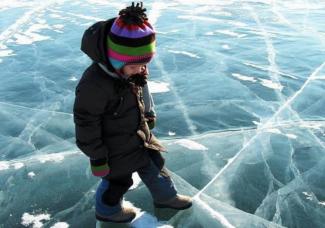 ребенок на льду, фото из открытых источников