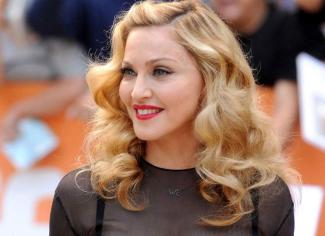 61-летняя Мадонна снимок топлес выложила в Сеть