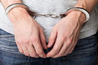 наручники на мужчине, фото из открытых источников