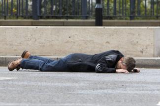 мужчина лежит на асфальте, фото из открытых источников