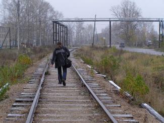 мужчина идет по железнодорожному пути, фото из открытых источников