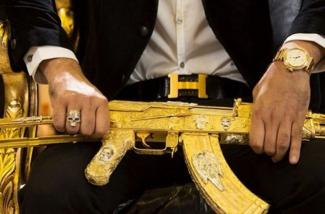 торговец оружием, фото из открытых источников
