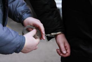 наручники на женщине, фото из открытых источников