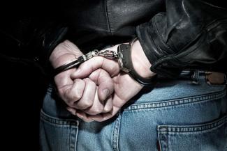 наручники на мужчине, фото из открытых источников