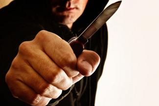 мужчина с ножом, фото из открытых источников