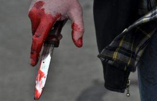 нож в руке мужчины, фото из открытых источников