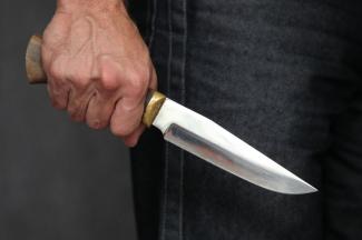 нож в руке мужчины, фото из открытых источников