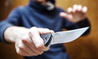 нож в руке парня, фото из открытых источников
