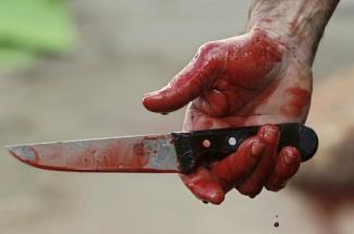 нож в крови в руке, фото из открытых источников