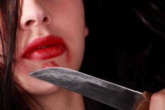 девушка с ножом, фото из открытых источников
