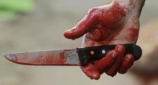 мужчина с ножом в руке, фото из открытых источников