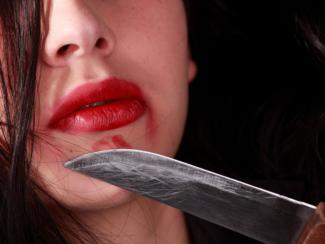 женщина с ножом, фото из открытых источников