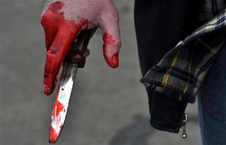 окровавленный нож в руке, фото из открытых источников