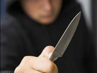 парень с ножом, фото из открытых источников
