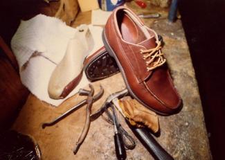 ремонт обуви, фото из открытых источников