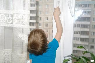 ребенок на окне, фото из открытых источников