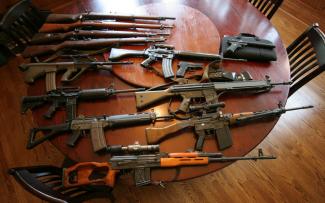 торговля оружием, фото из открытых источников