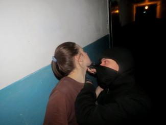 На Днепропетровщине мужчина избил и ограбил в подъезде товарища