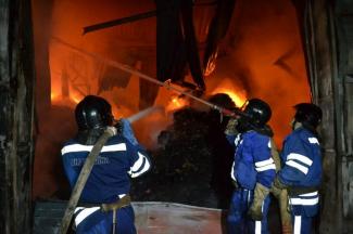 фото http://odessa-life.od.ua, тушить пожар на складе
