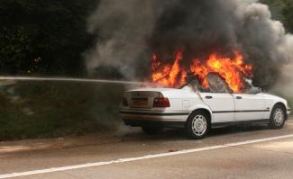 автомобиль загорелся, фото из открытых источников
