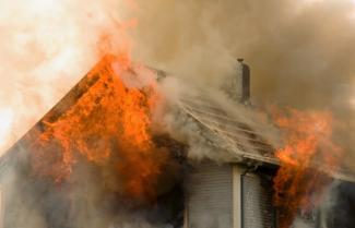 дом горит, фото из открытых источников